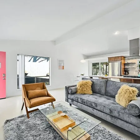 The Guava Door - Cheerful Mid-Century - Big Yard, Free Parking Villa